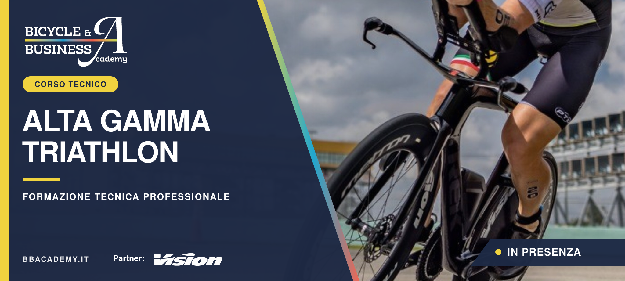 Corso Alta Gamma Triathlon di BB Academy: atleta in sella a una bicicletta da triathlon durante una prova su strada