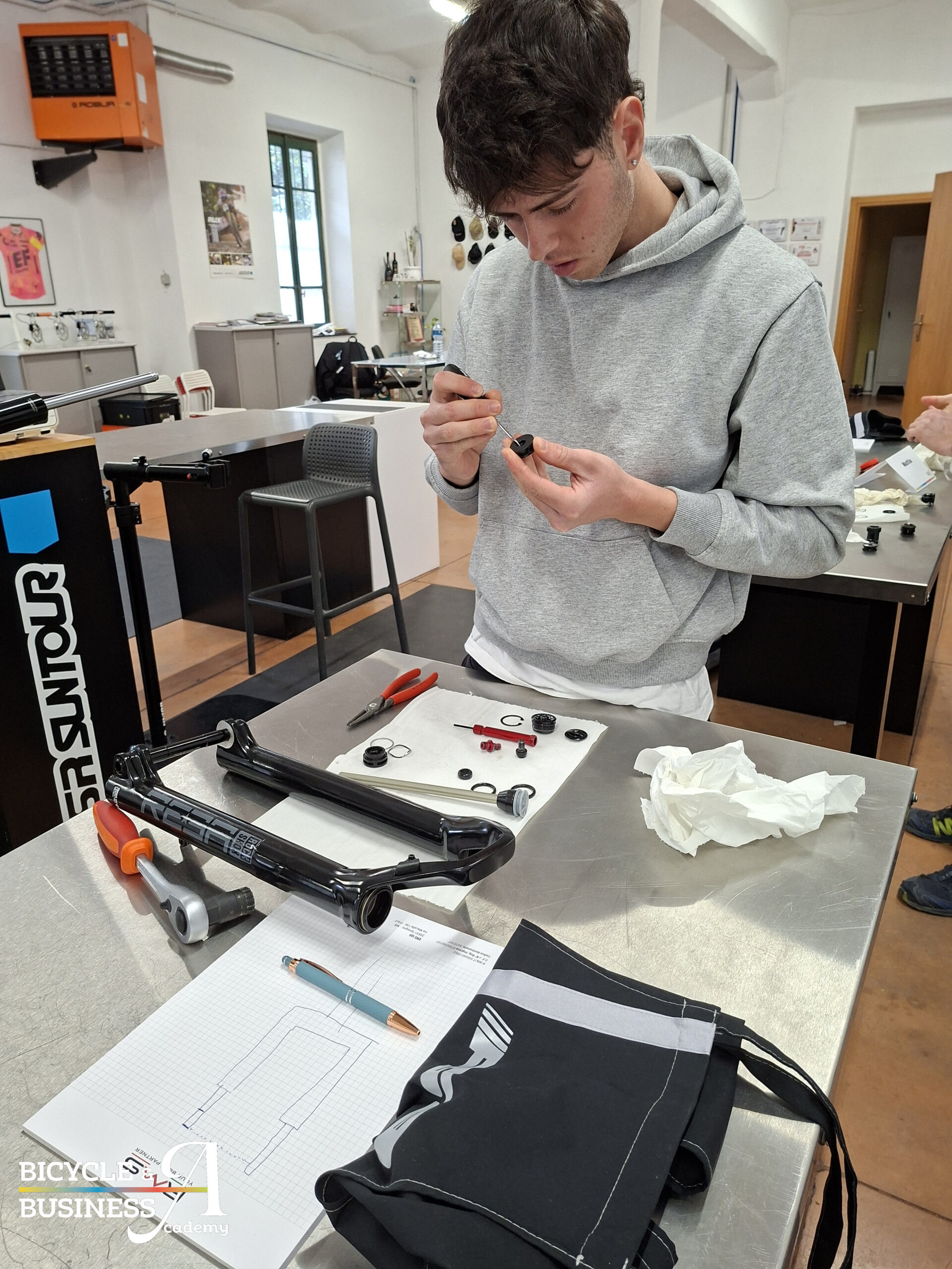 Partecipante al Master sospensioni durante la revisione idraulica di una forcella Rockshox