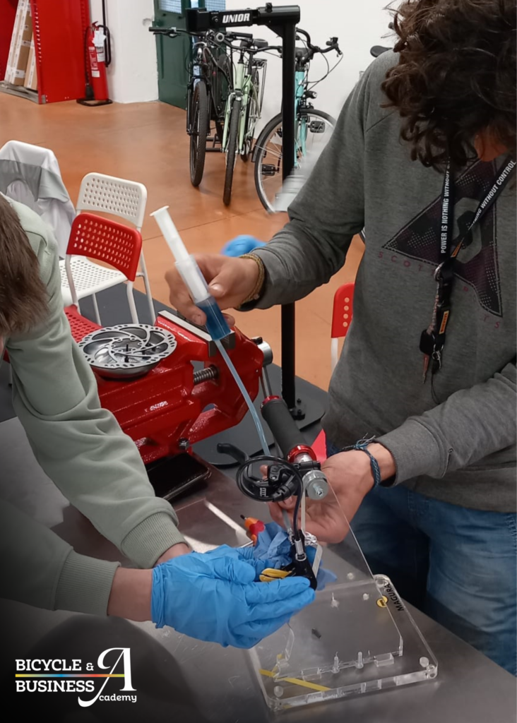 Partecipante al Master Meccanica Alta gamma durante lo spurgo magura